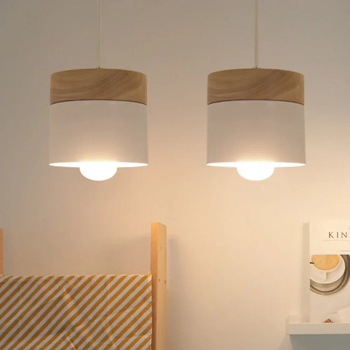 Pendelleuchte im skandinavischen Stil – Metallschirm mit Holzakzent, minimalistisches Design