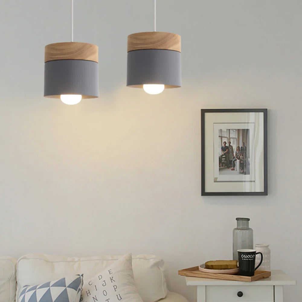 Pendelleuchte im skandinavischen Stil – Metallschirm mit Holzakzent, minimalistisches Design