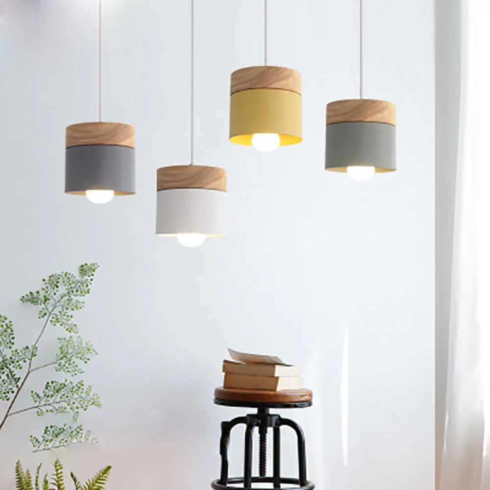 Pendelleuchte im skandinavischen Stil – Metallschirm mit Holzakzent, minimalistisches Design
