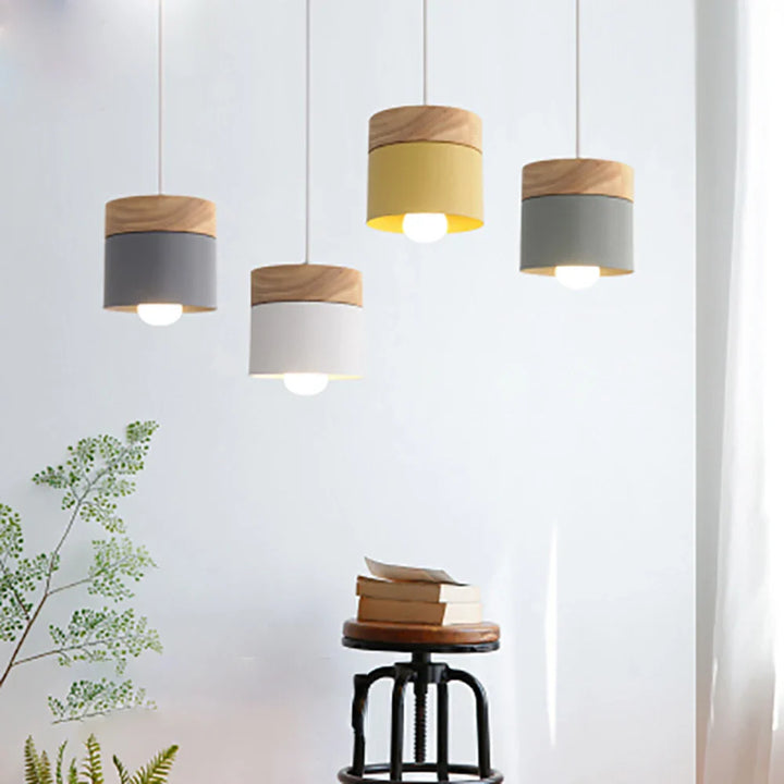 Pendelleuchte im skandinavischen Stil – Metallschirm mit Holzakzent, minimalistisches Design