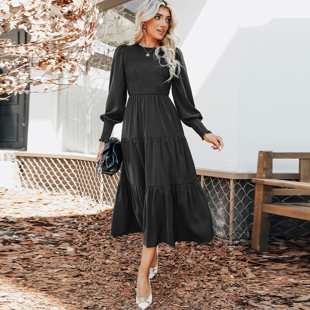 Langes Kleid mit plissiertem Unterteil und langen Ärmeln