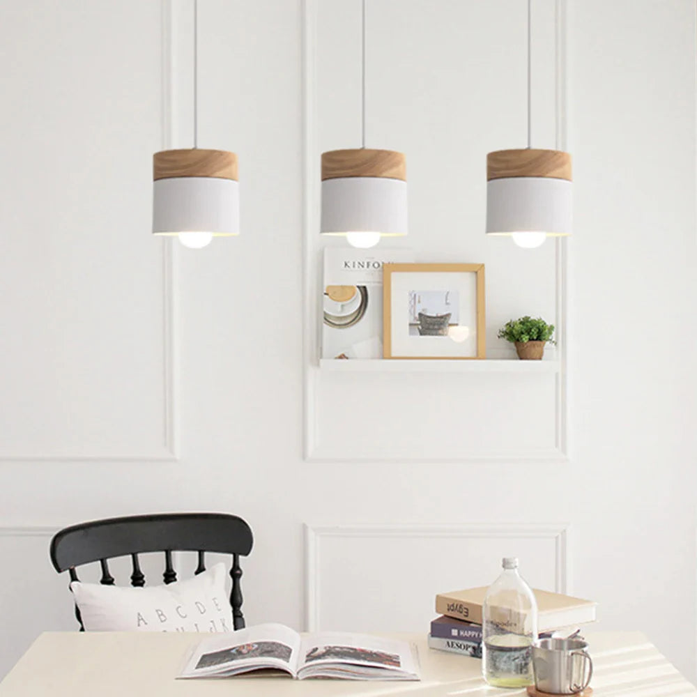 Pendelleuchte im skandinavischen Stil – Metallschirm mit Holzakzent, minimalistisches Design