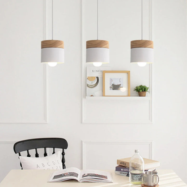 Pendelleuchte im skandinavischen Stil – Metallschirm mit Holzakzent, minimalistisches Design