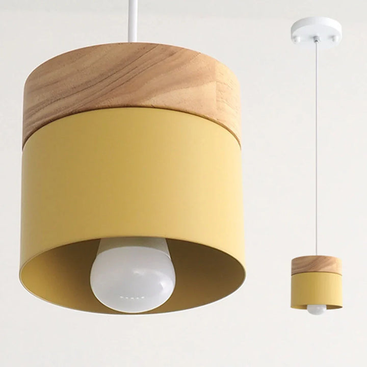 Pendelleuchte im skandinavischen Stil – Metallschirm mit Holzakzent, minimalistisches Design