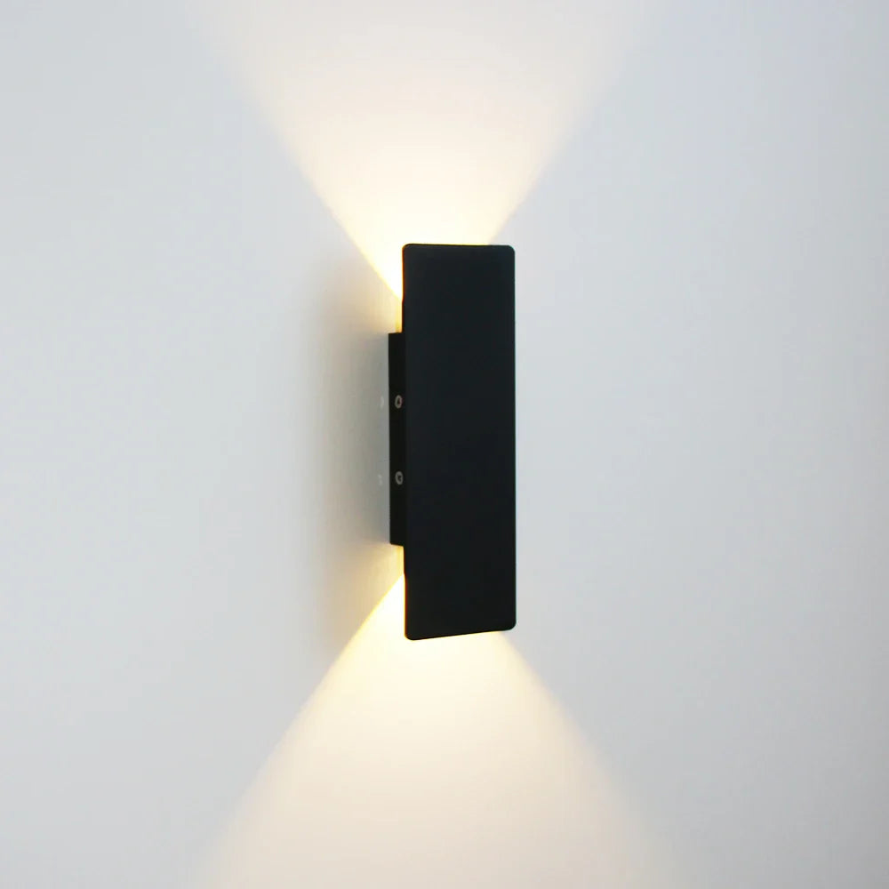 Moderne LED-Wandleuchte mit Licht oben und unten