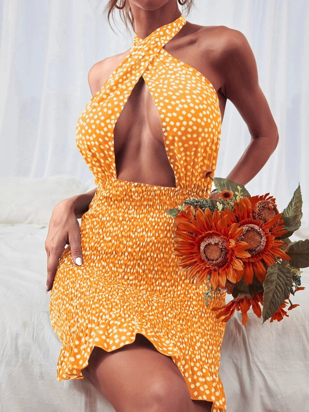 Elegantes Neckholderkleid mit Ausschnitt