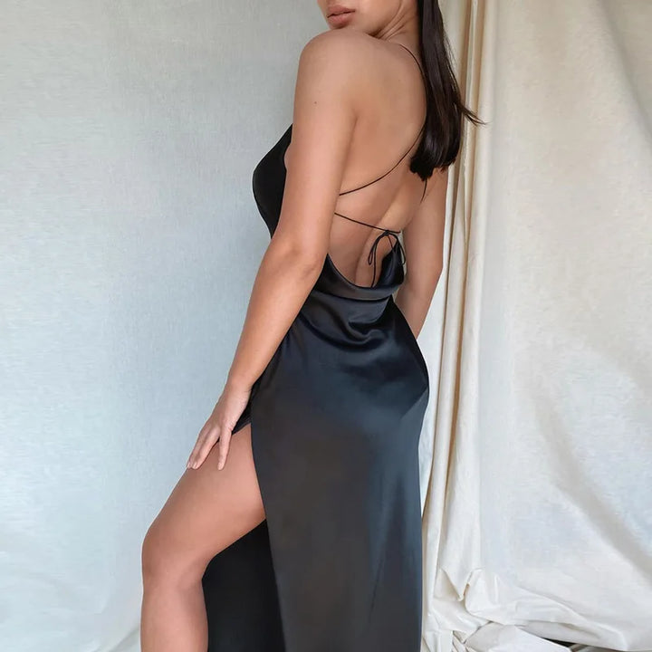 Maxikleid aus Satin mit tiefem Ausschnitt und Schlitz