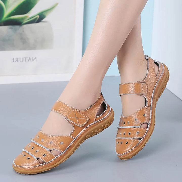Orthopädische Damensandalen mit durchgehendem Vorderteil und verstellbaren Riemen