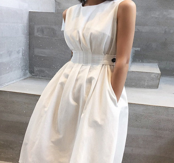 Minimalistisches ärmelloses Midikleid