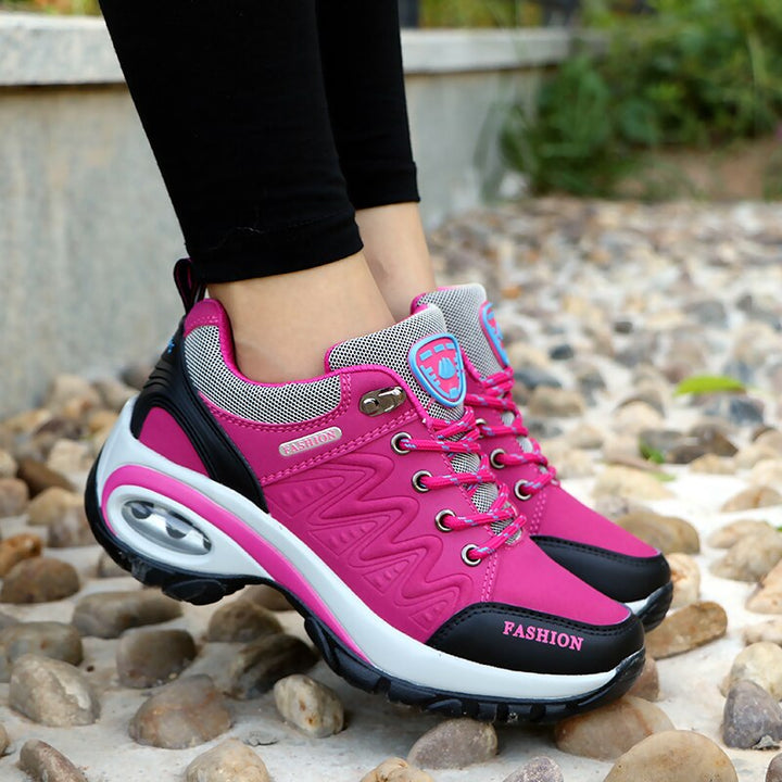 Moderne Damensneaker mit sportlichem Schnitt