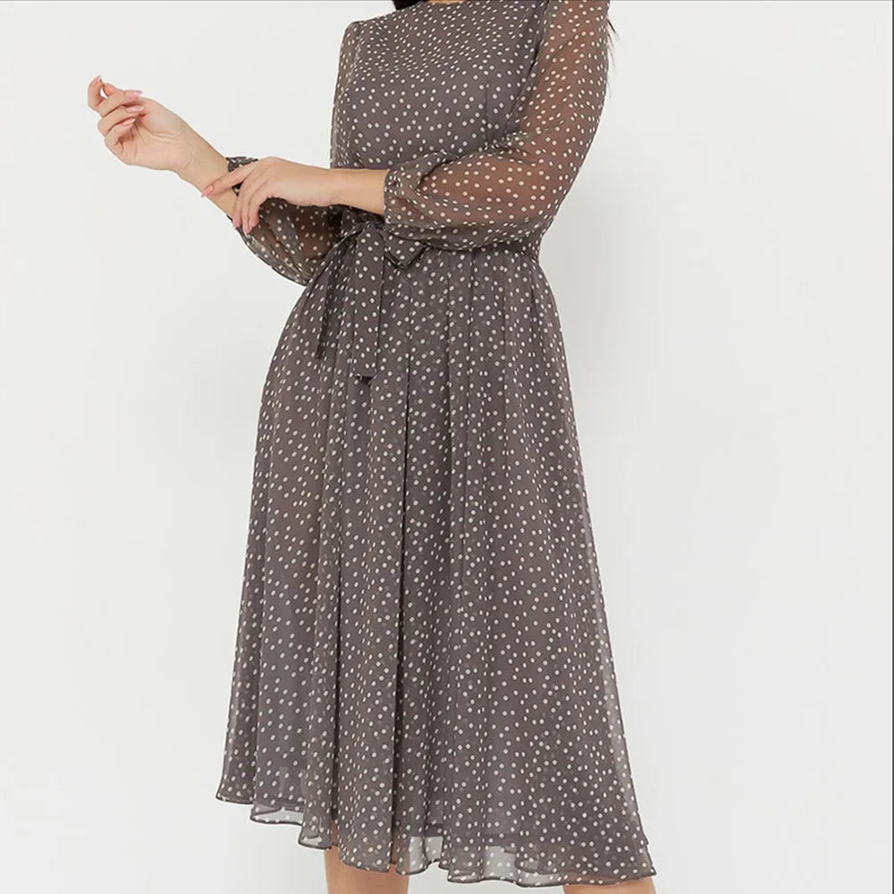 Sommerliches Midikleid mit Erbsenmuster