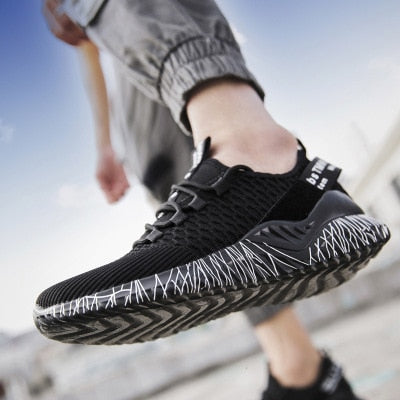 Leichte Herrensneaker mit dekorativer Sohle