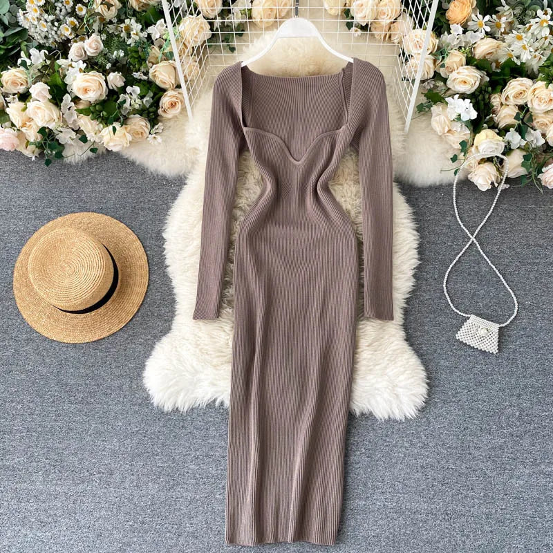Elegantes Midikleid aus Strick mit Ausschnitt