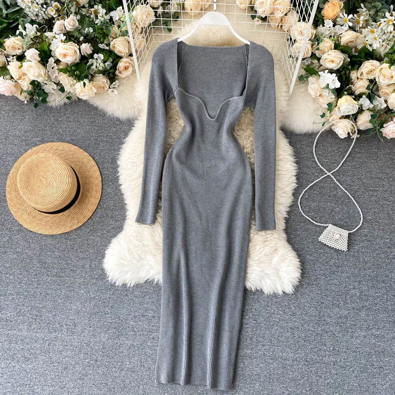 Elegantes Midikleid aus Strick mit Ausschnitt