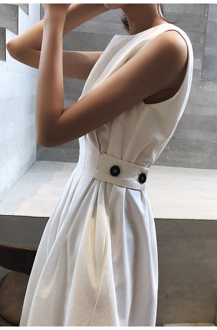 Minimalistisches ärmelloses Midikleid