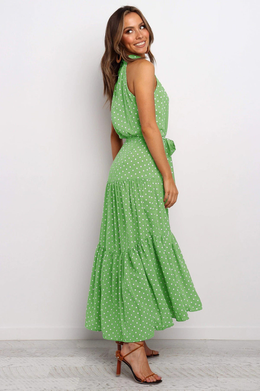 Elegantes Midikleid mit Erbsendruck und Krawatte im Nacken
