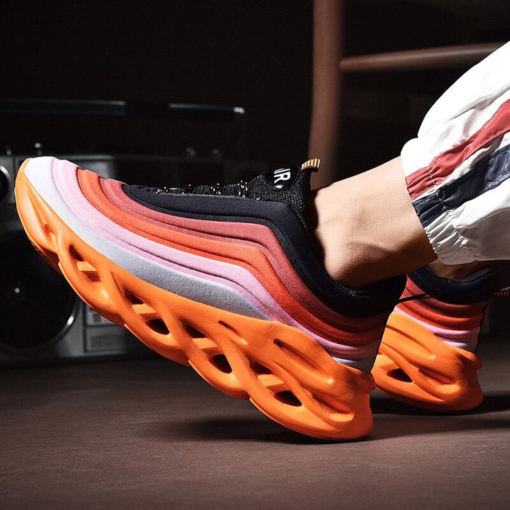 Futuristische Turnschuhe mit hoher Schaumstoffsohle
