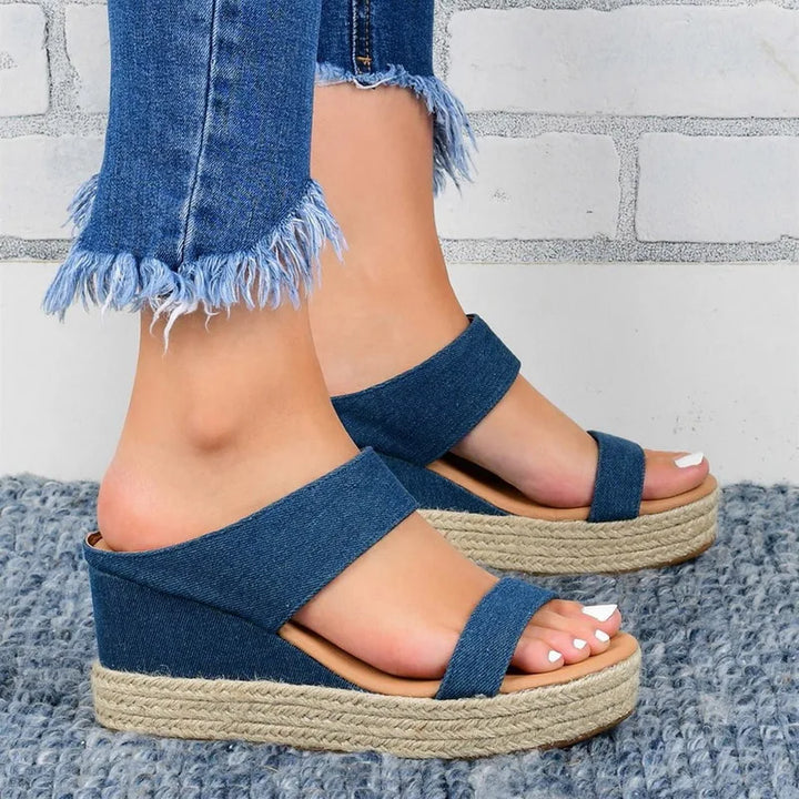 Damensandalen mit geflochtener Sohle