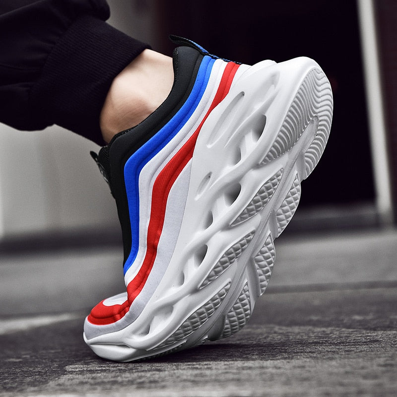 Futuristische Turnschuhe mit hoher Schaumstoffsohle