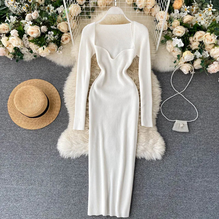 Elegantes Midikleid aus Strick mit Ausschnitt