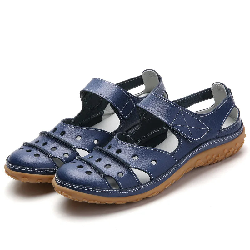Orthopädische Damensandalen mit durchgehendem Vorderteil und verstellbaren Riemen