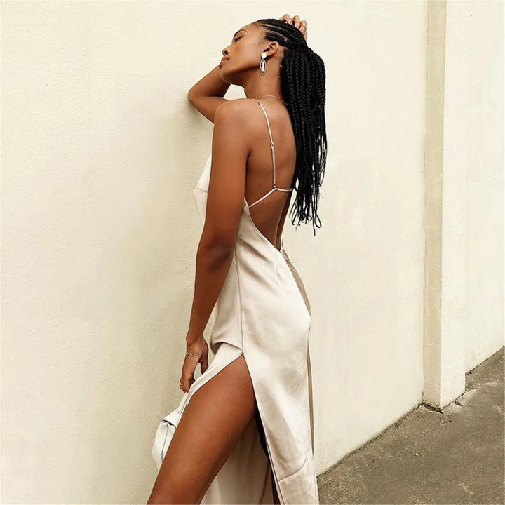 Maxikleid aus Satin mit tiefem Ausschnitt und Schlitz