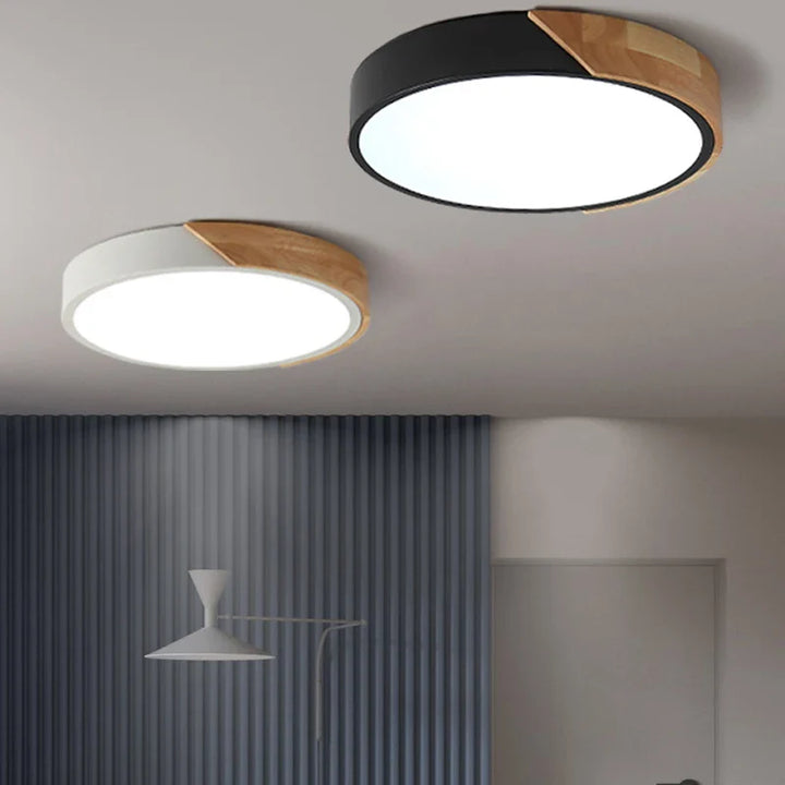 Moderne runde LED-Deckenleuchte mit Holzakzent
