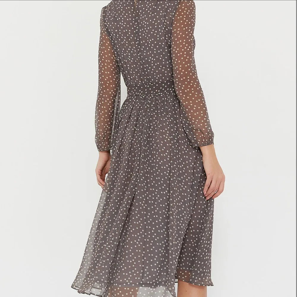 Sommerliches Midikleid mit Erbsenmuster