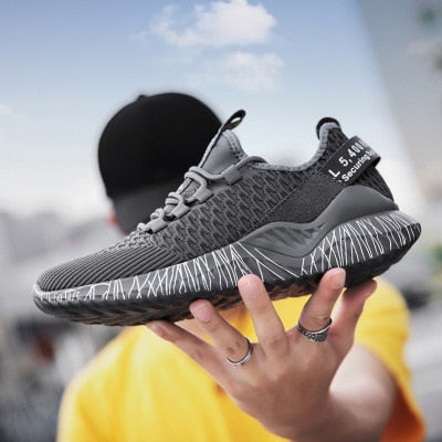 Leichte Herrensneaker mit dekorativer Sohle
