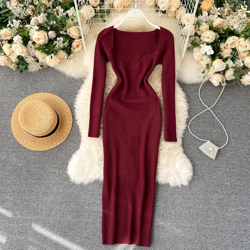Elegantes Midikleid aus Strick mit Ausschnitt