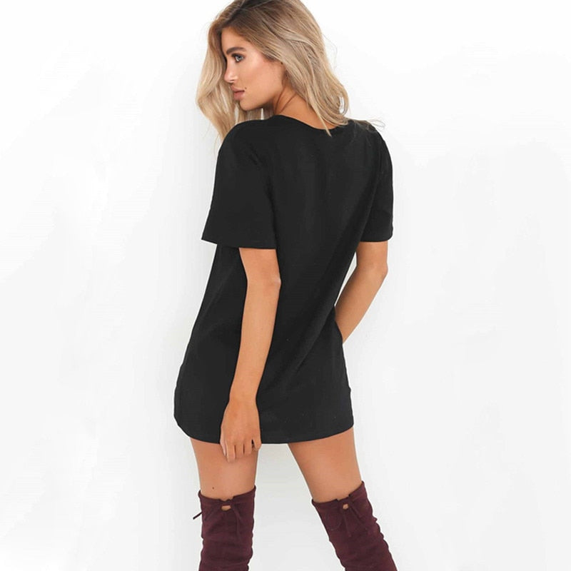 Lässiges T-Shirt-Kleid mit modischem Ausschnitt