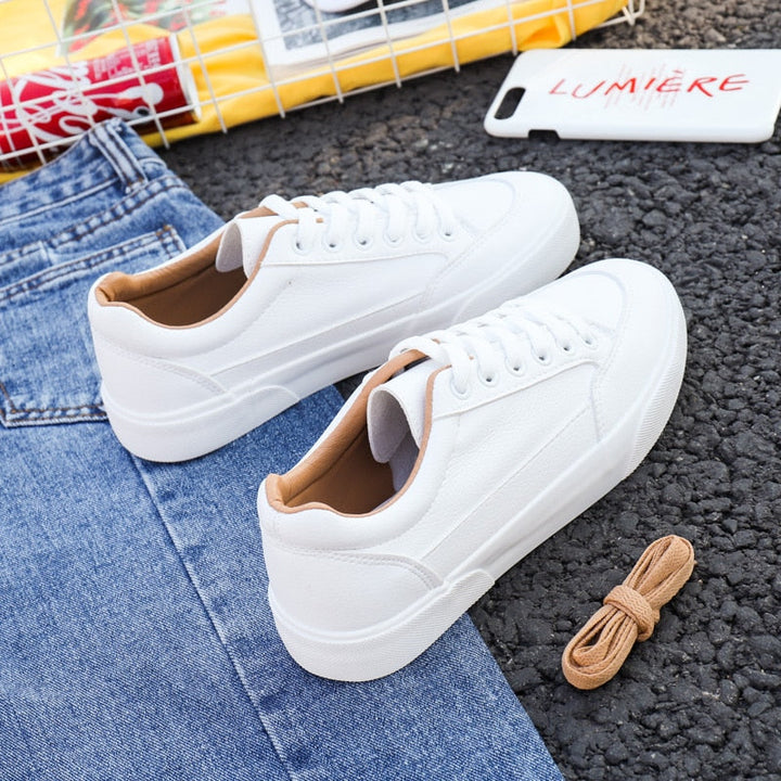 Weiße Damen-Turnschuhe mit Gummisohle