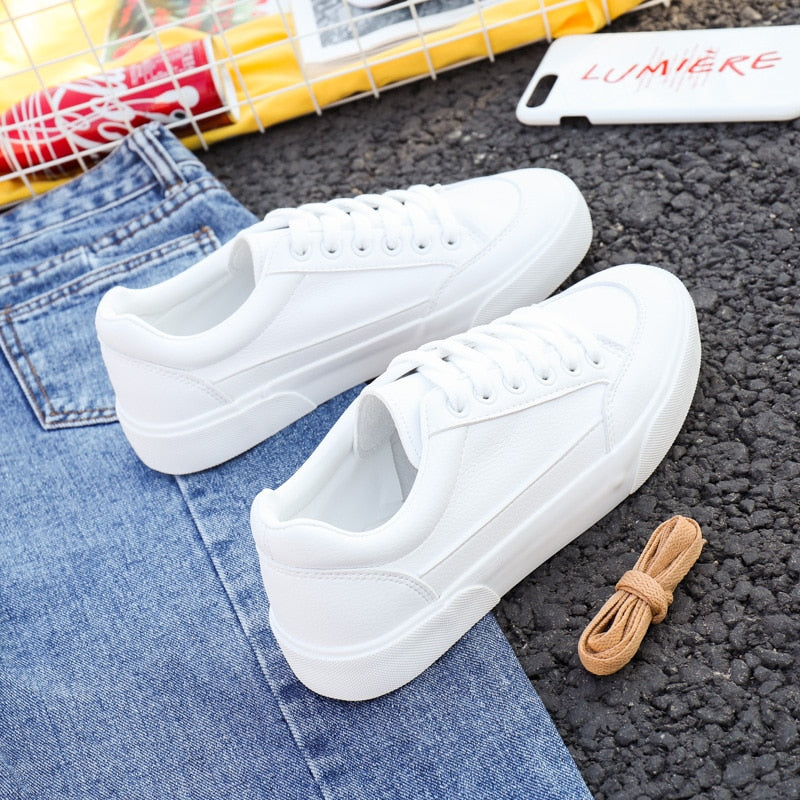 Weiße Damen-Turnschuhe mit Gummisohle