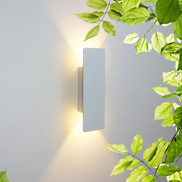 Moderne LED-Wandleuchte mit Licht oben und unten