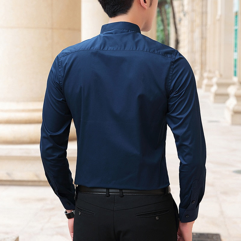 Modernes Herrenhemd mit hohem Kragen im Mandarin-Stil