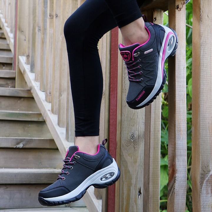 Moderne Damensneaker mit sportlichem Schnitt