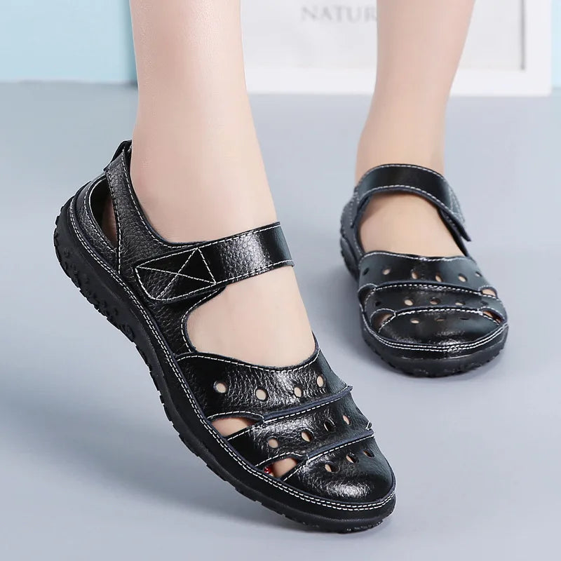 Orthopädische Damensandalen mit durchgehendem Vorderteil und verstellbaren Riemen