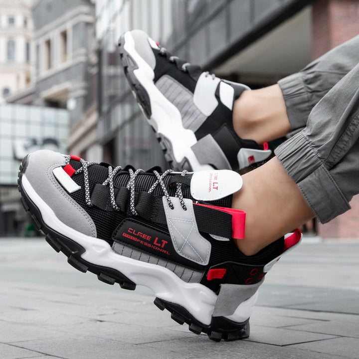 Wandersneaker für Männer mit funktionellen Details