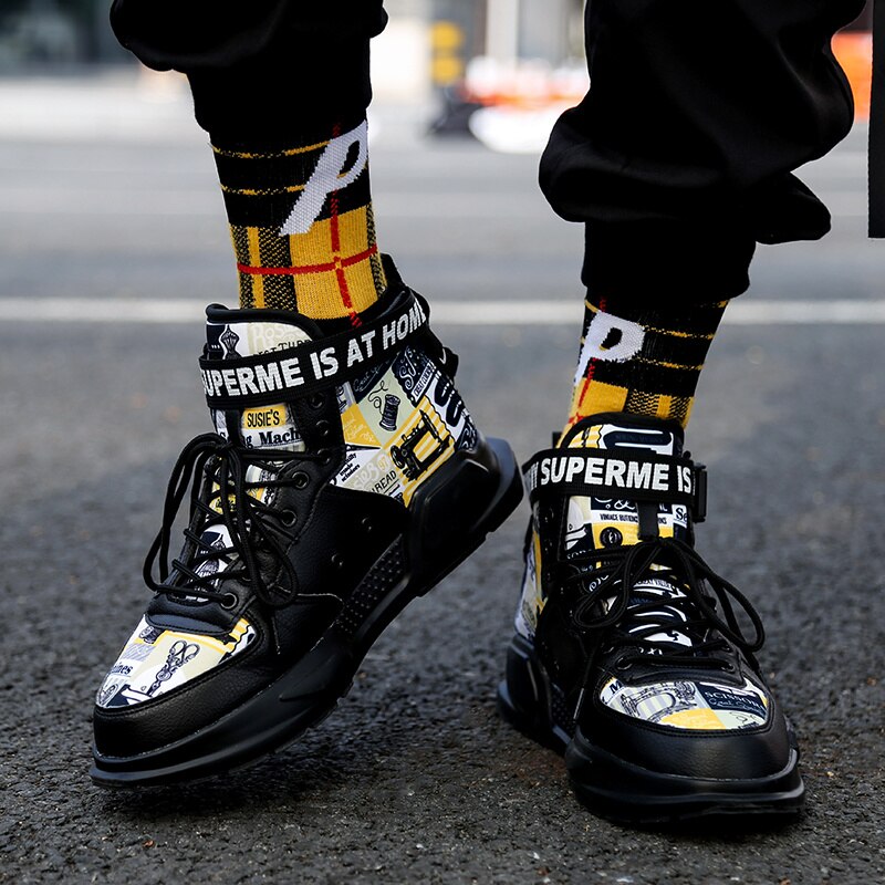 Extravagante Herren-Sneakers mit Riemen und Grafik