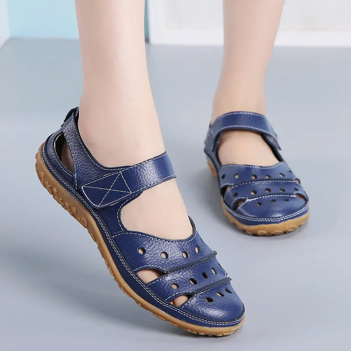 Orthopädische Damensandalen mit durchgehendem Vorderteil und verstellbaren Riemen