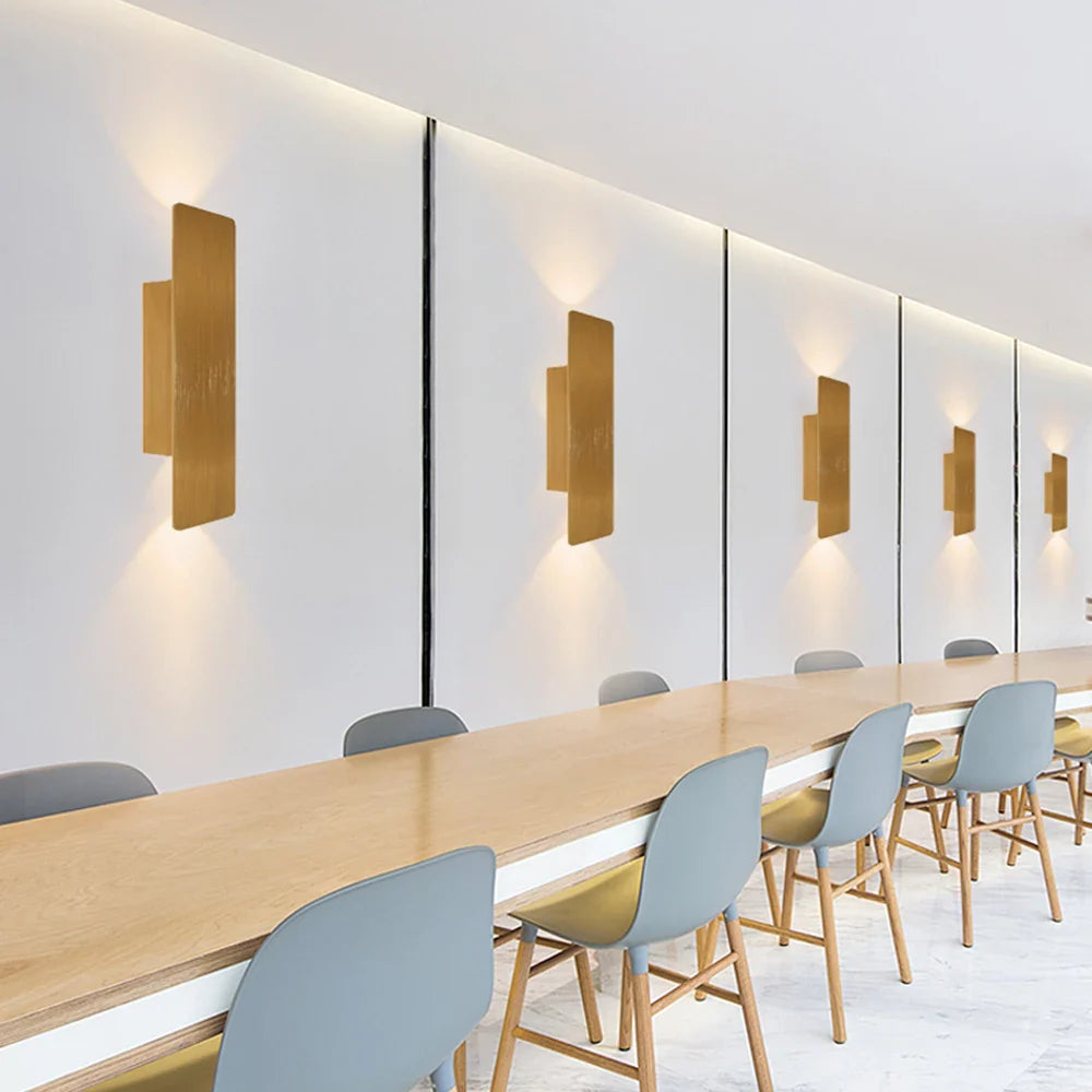 Moderne LED-Wandleuchte mit Licht oben und unten