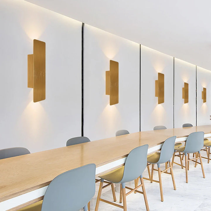 Moderne LED-Wandleuchte mit Licht oben und unten