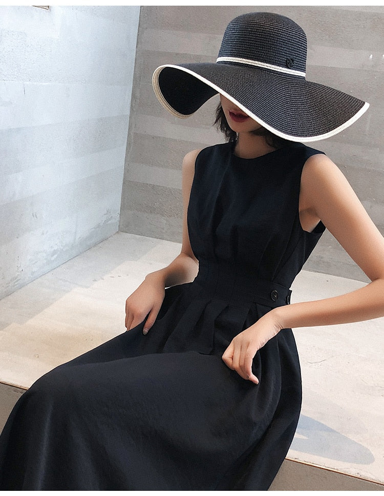 Minimalistisches ärmelloses Midikleid