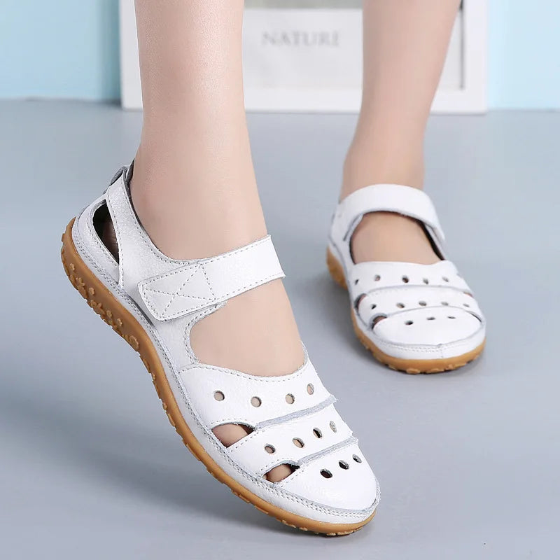 Orthopädische Damensandalen mit durchgehendem Vorderteil und verstellbaren Riemen