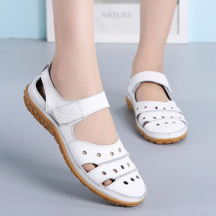 Orthopädische Damensandalen mit durchgehendem Vorderteil und verstellbaren Riemen