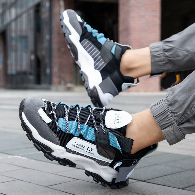 Wandersneaker für Männer mit funktionellen Details