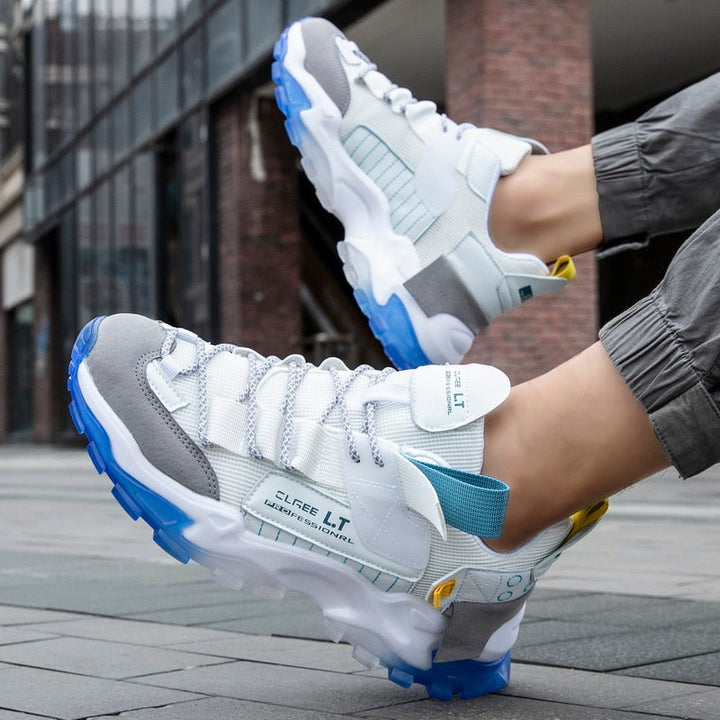 Wandersneaker für Männer mit funktionellen Details