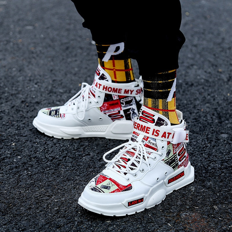 Extravagante Herren-Sneakers mit Riemen und Grafik