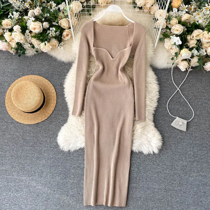 Elegantes Midikleid aus Strick mit Ausschnitt