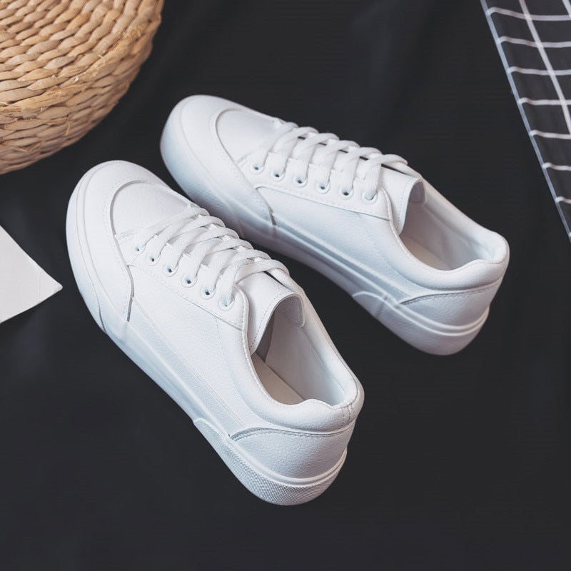 Weiße Damen-Turnschuhe mit Gummisohle
